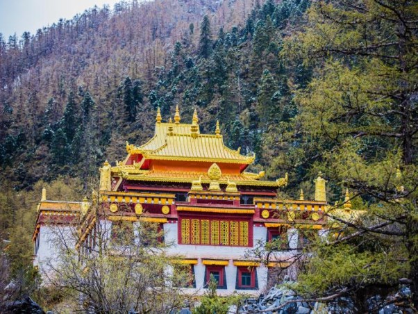 攝圖網(wǎng)_501052595_稻城亞丁沖古寺（企業(yè)商用）(1)
